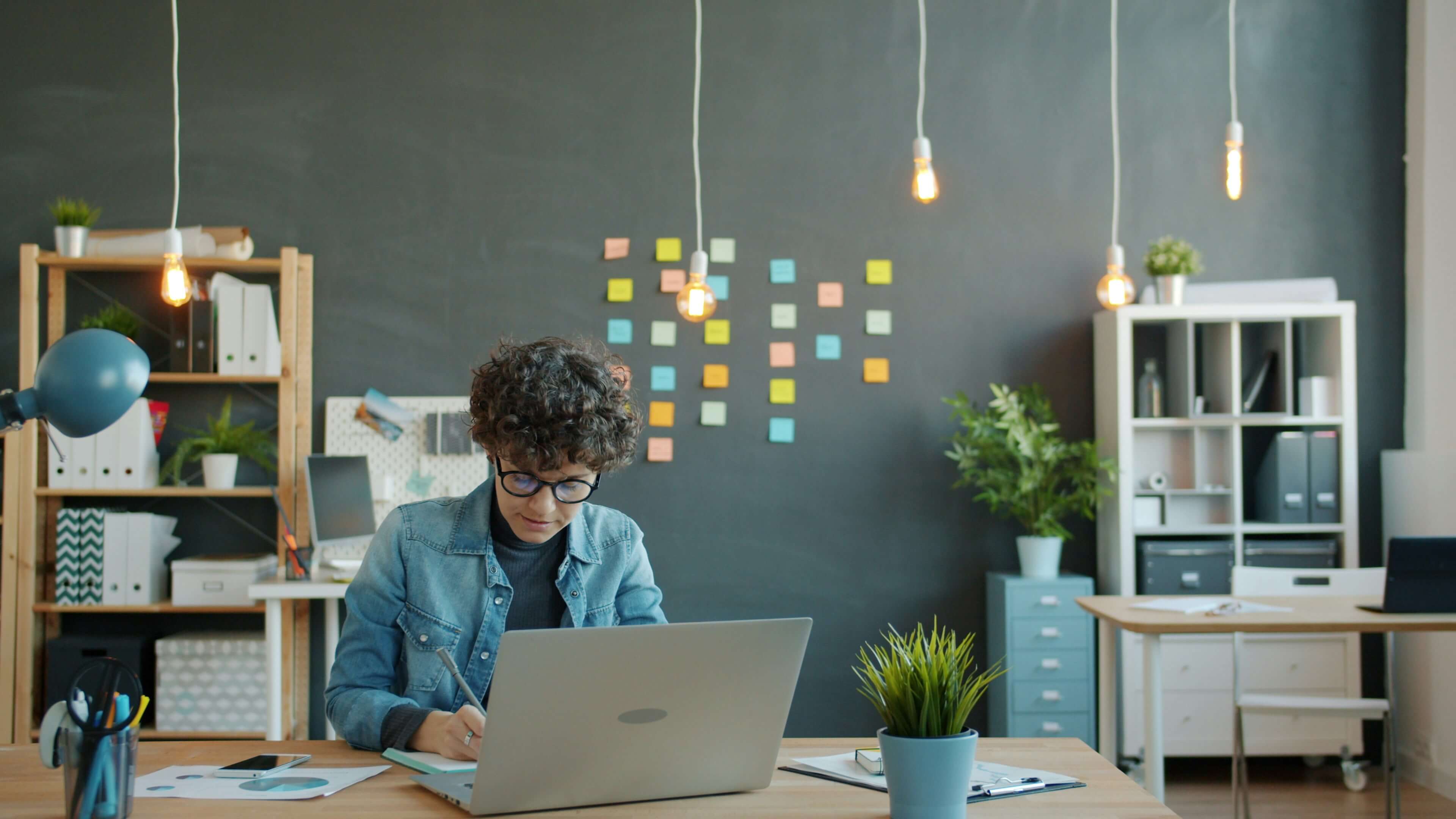 Person mit Bildschirmbrille am Computer